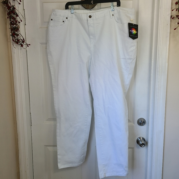 Jeanology Collection Woman's Cropped Capri's, Size: 24W Color: White - Picture 2 of 13